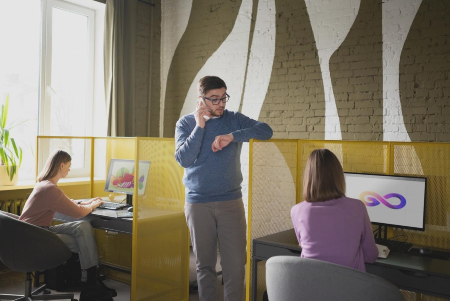 Persona trabajando tranquila en un espacio organizado, representando el equilibrio financiero
